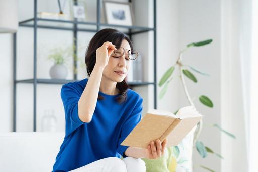 老眼のミドルの女性 老眼のミドルの女性 老眼,老化,目の写真素材