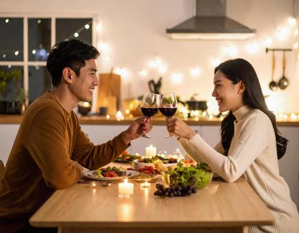 晩酌を楽しむ仲良し夫婦 晩酌を楽しむ仲良し夫婦の写真