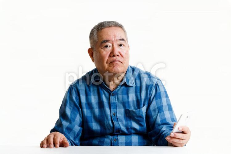 高齢者男性とスマートフォン おじいさん,スマホ,高齢者の写真素材