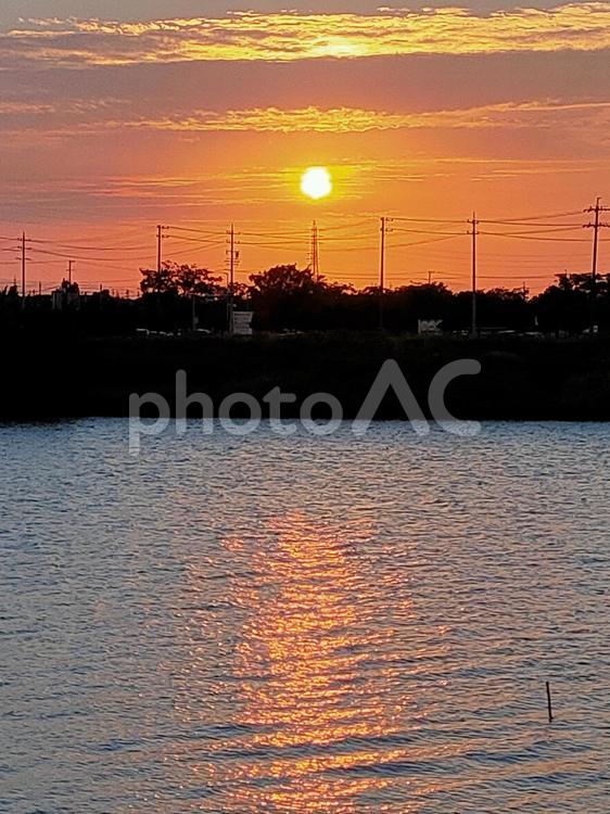 川と夕日 空,夕空,オレンジの写真素材