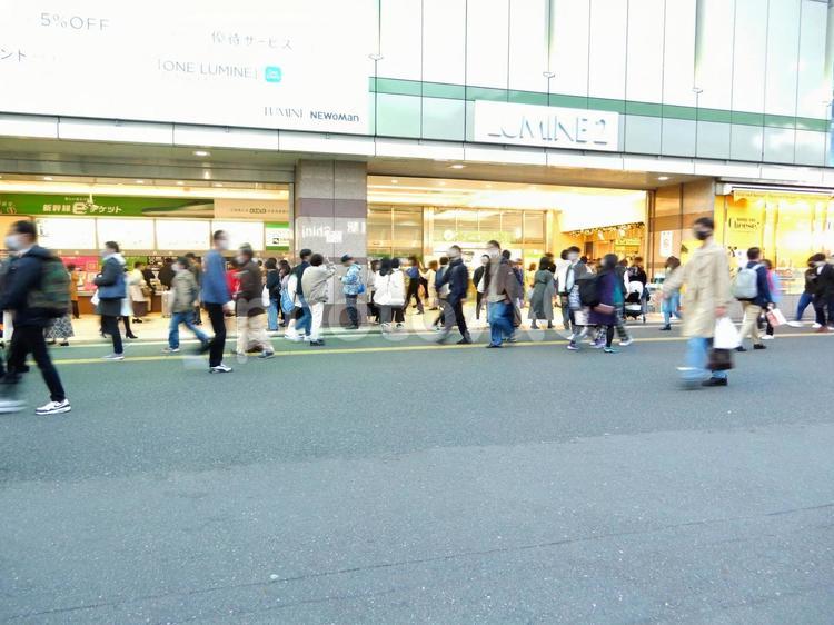 JR新宿駅南口の歩道を歩く人々 jr,新宿駅,南口の写真素材