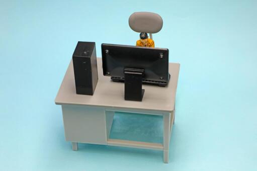 パソコンを操作する男性 パソコン,男性,デスクトップパソコンの写真素材