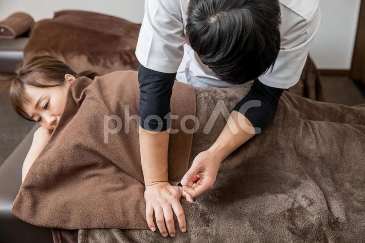 整体を受ける女性（お尻） 整体,お尻,骨盤矯正の写真素材