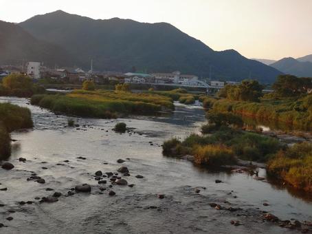 夕暮れの川の風景 夕暮れの川の風景の写真