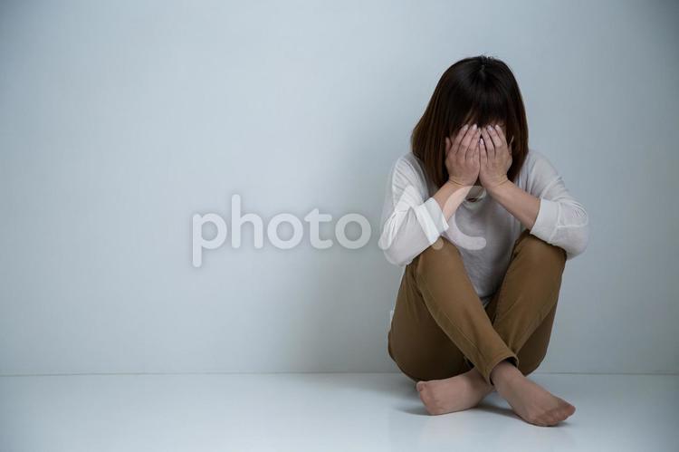 絶望する女性 女性,泣く,涙の写真素材