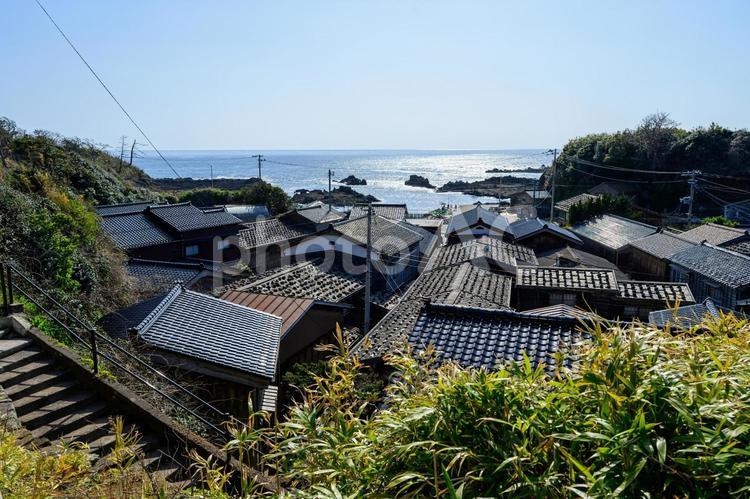 宿根木 宿根木,木羽葺きの屋根,瓦葺の屋根の写真素材