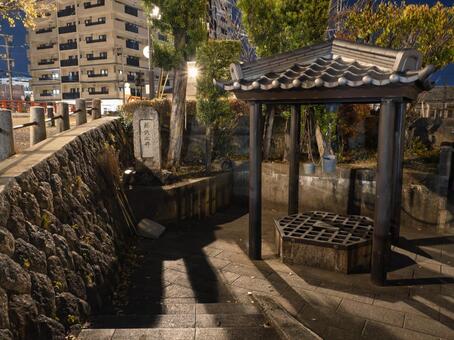 夜に佇む今井町の蘇武井 今井町,蘇武井,井戸の写真素材