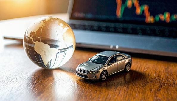 ガラスの地球儀とミニチュアの車 ガラスの地球儀とミニチュアの車の写真