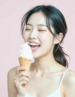 ソフトクリームと女性 ソフトクリームと女性の写真