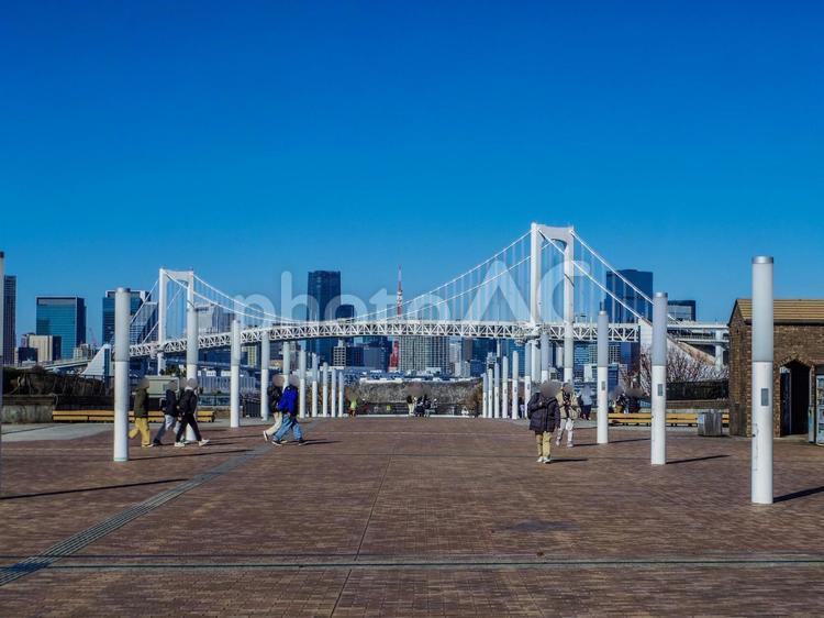 【東京都】お台場の風景 お台場,レインボーブリッジ,ウエストプロムナードの写真素材