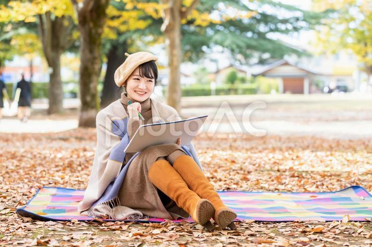 芸術の秋・絵を描く女性（笑顔） 絵,スケッチ,イラストの写真素材