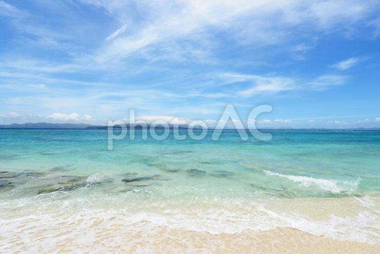 沖縄の美しい海とさわやかな空 沖縄,海,ビーチの写真素材