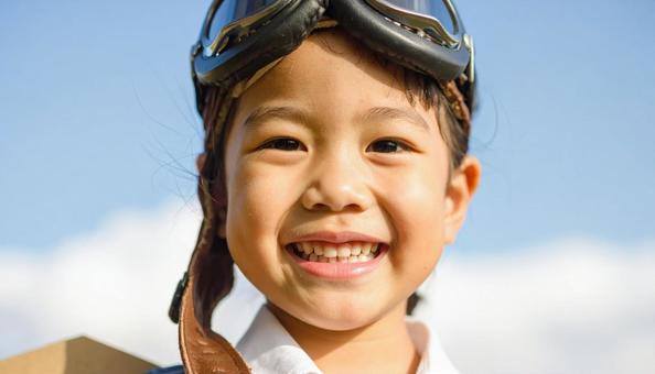 パイロットの姿をした日本人の子ども パイロットの姿をした日本人の子どもの写真
