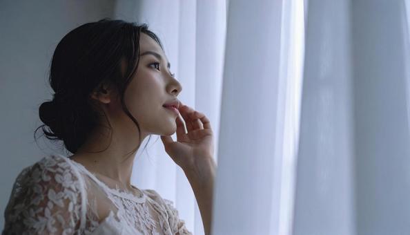 ビューティイメージ 頬をさわる女性 ビューティイメージ 頬をさわる女性の写真