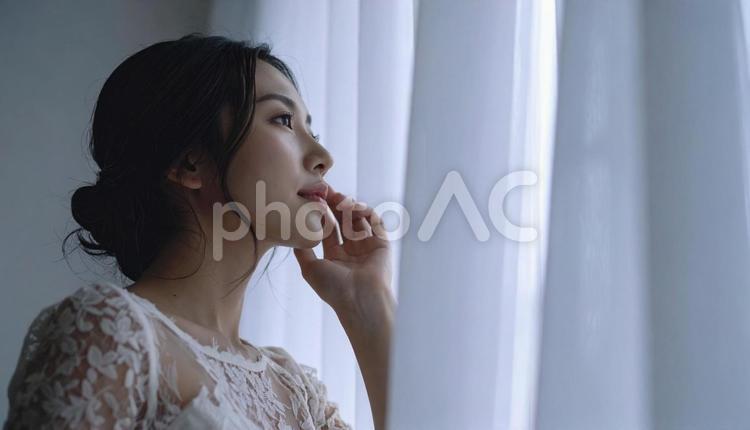 ビューティイメージ　頬をさわる女性 頬,横顔,化粧の写真素材