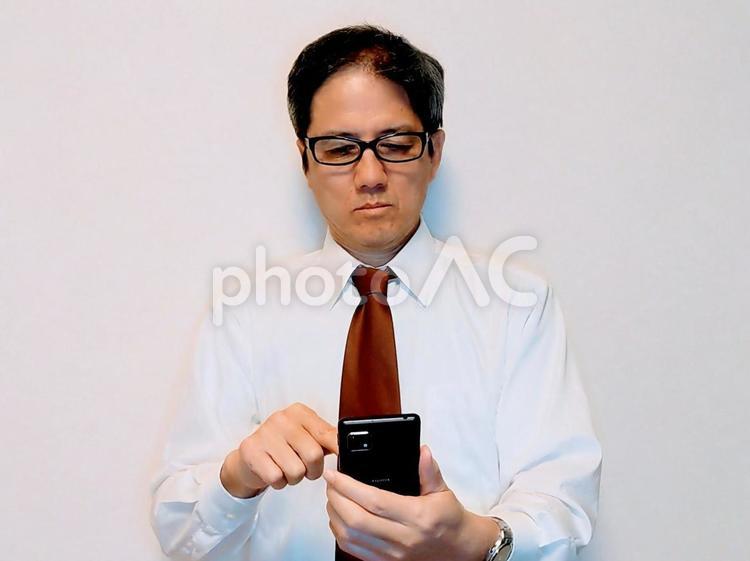 スマホを操作しているビジネスマン 電話,通話,男性の写真素材
