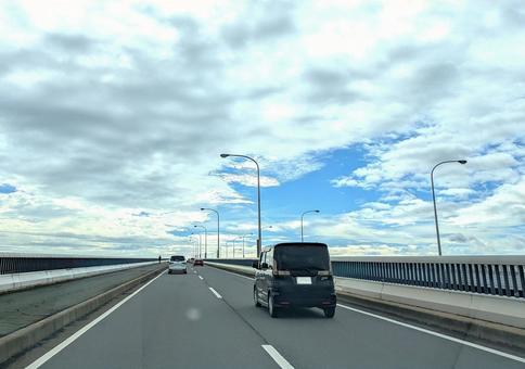 滋賀県 琵琶湖大橋を走る車と美しい空 滋賀県 琵琶湖大橋を走る車と美しい空の写真