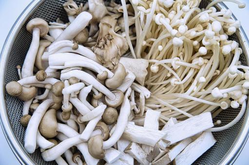 冬のお鍋の具材　きのこ類多め　 鍋,具材,野菜の写真素材