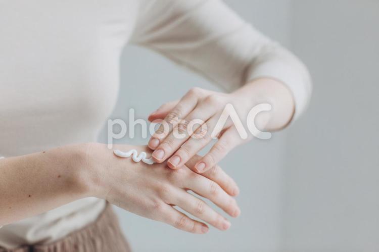 ハンドクリームを塗っている手元 手元,ハンドクリーム,スキンケアの写真素材