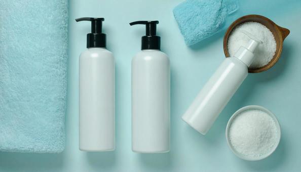 シャンプーとヘアオイルのボトルの白い容器 シャンプーとヘアオイルのボトルの白い容器の写真