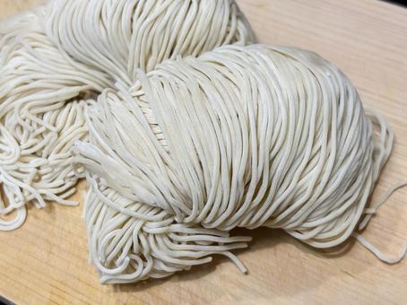生中華麺(とんこつラーメン用) 生中華麺(とんこつラーメン用)の写真