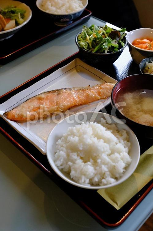 ［グルメ］鮭の粕漬け定食 鮭の粕漬け定食,ごはん,グルメの写真素材