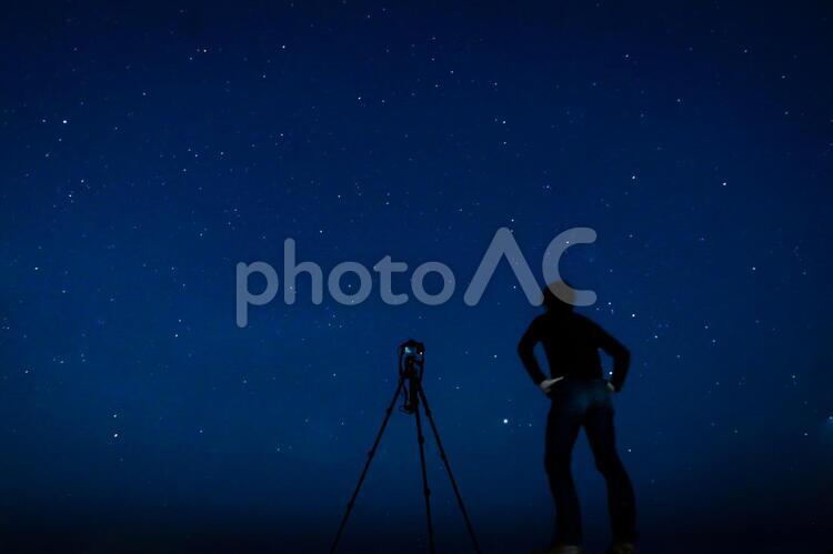 星空を撮影する男性 星空,カメラ,三脚の写真素材