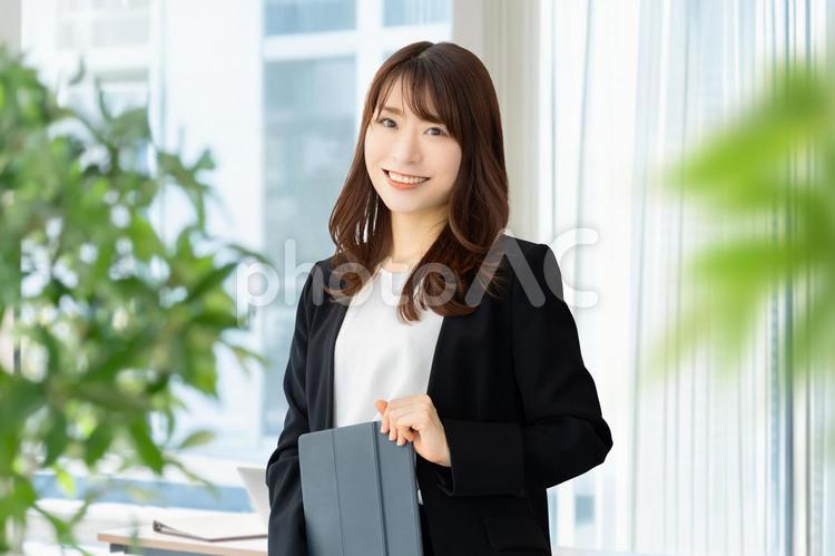 タブレットを持つ笑顔のビジネスウーマン 女性,ビジネス,ビジネスウーマンの写真素材