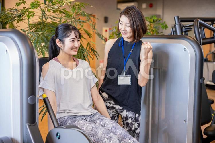 足の筋トレをする女性（レッグエクステンション） 筋トレ,スポーツジム,脚の写真素材