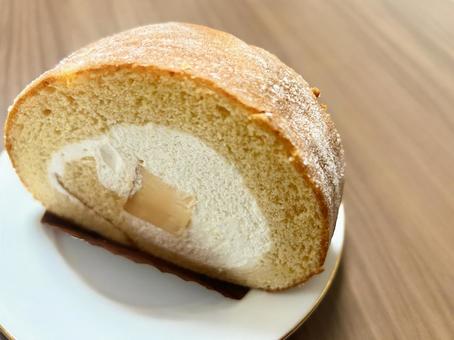 フワフワなプリンのロールケーキ ホットモカ,ふわふわ,クリームの写真素材