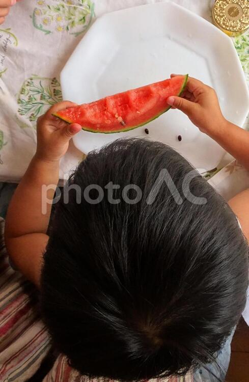 スイカを食べてるのを上から撮った図 おいしい,スイカ,夏の写真素材