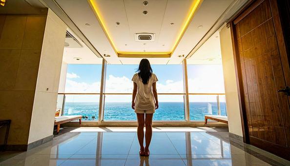 窓の外を眺める女性の写真