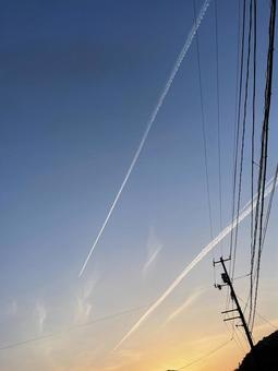 夕暮れの飛行機雲 夕暮れの飛行機雲の写真