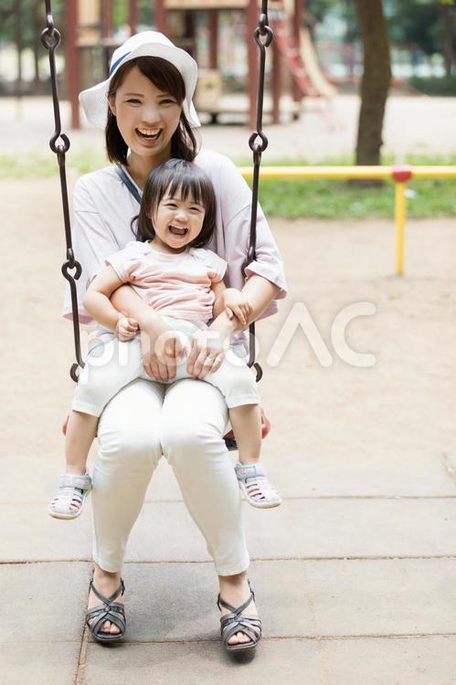 母親　育児　 公園,女性,人物の写真素材