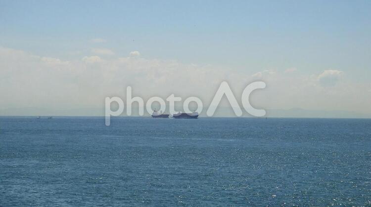 海と遠くの船 船,コンテナ船,大型船の写真素材