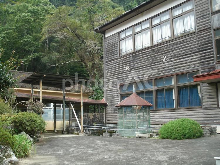木造校舎と飼育小屋「三波川西小学校」 三波川西小学校,木造校舎,廃校の写真素材