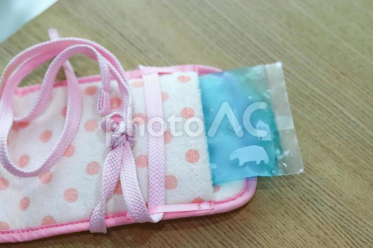 夏の育児に便利な保冷ケースとジェル保冷剤 赤ちゃん,ベビー,保冷剤の写真素材