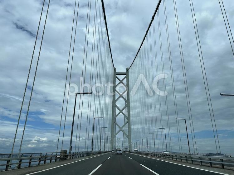 淡路島を渡る明石海峡大橋 明石海峡大橋,風景,ドライブの写真素材