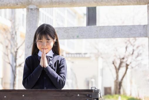 合格祈願する制服を着た学生 合格祈願する制服を着た学生の写真
