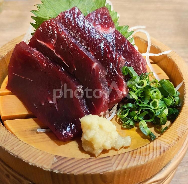 クジラの刺身 居酒屋,おつまみ,刺身の写真素材