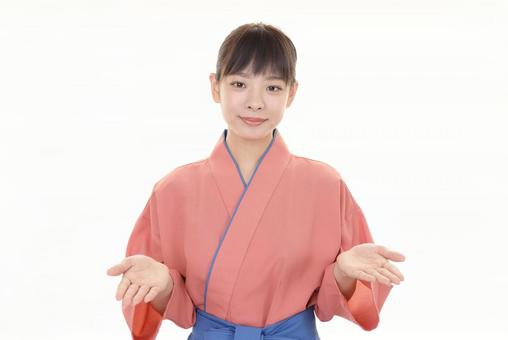案内する割烹着を着た女性 案内する割烹着を着た女性 女性,仕事,店員の写真素材