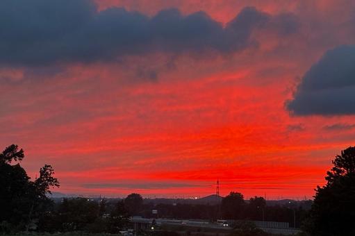 いつもより赤い夕焼け空 いつもより赤い夕焼け空の写真