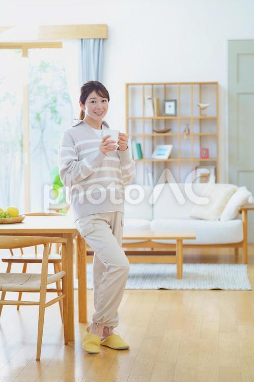 マグカップを持って立っている女性 女性,人物,中年の写真素材