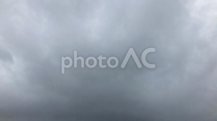 小雨が降ってきています。次はどうなるの 曇り空,曇り,空の写真素材