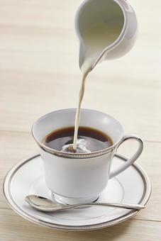 ホットコーヒー ミルクを注ぐ ホットコーヒー ミルクを注ぐの写真