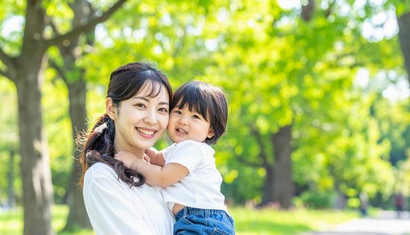 公園で遊ぶ家族の写真