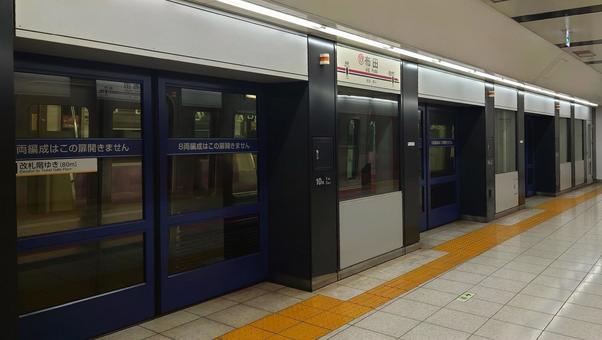 京王線 布田駅 フルスクリーンホームドア 京王線 布田駅 フルスクリーンホームドア 布田駅,京王,電車の写真素材