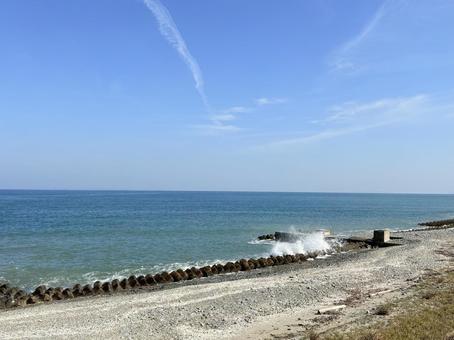 波しぶきが上がる青い海と空 海,青空,波しぶきの写真素材