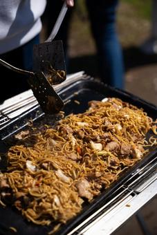 熱々鉄板焼きそば調理中 焼きそば,やきそば,鉄板焼きの写真素材