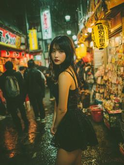 旅行先の夜を楽しむ黒いワンピースの女性 旅行先の夜を楽しむ黒いワンピースの女性の写真